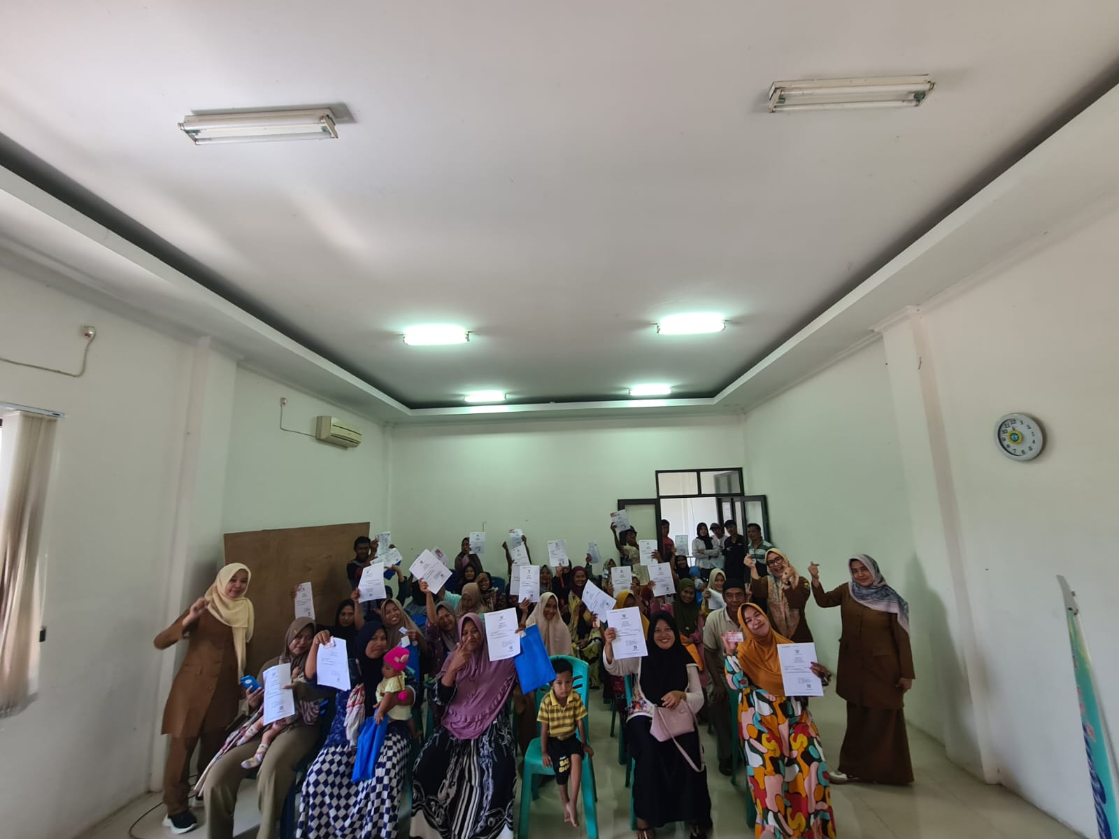 Disdukcapil Kota Serang Serahkan Dokumen Hasil One Day Service Catatan Sipil kepada Warga Kelurahan Warung Jaud