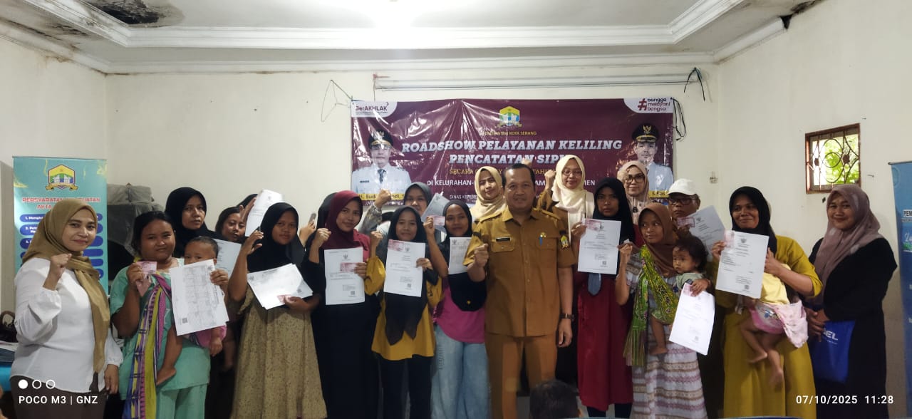 Disdukcapil Kota Serang Serahkan Hasil Dokumen One Day Service Catatan Sipil kepada Warga Kelurahan Masjid Priyayi